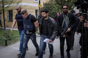 Ο δολοφόνος του επιχειρηματία, Γιάννη Μακρή, κατά την προσαγωγή του στον ανακριτή