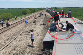 Επιβάτες του τρένου στο Μιζούρι προσπαθούν να βγάλουν από το παράθυρο μια εγκλωβισμένη γυναίκα @cloudmarooned/Twitter