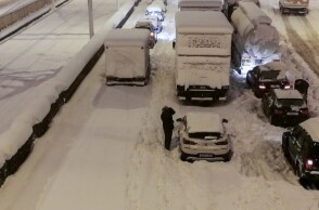 Κακοκαιρία «Ελπίδα»: Εγκλωβισμένοι οδηγοί στα αυτοκίνητά τους