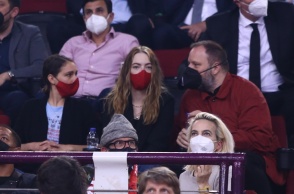 Η Emma Stone μαζί με τον Γιώργο Λάνθιμο στο ΣΕΦ για τον αγώνα του Ολυμπιακού με τη Μονακό