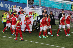 Ο Κρίστιαν Έρικσεν απομακρύνεται με φορείο στο παιχνίδι Δανία - Φινλανδία μετά την κατάρρευσή του στον αγωνιστικό χώρο - Το ιατρικό τιμ έχει απλώσει σεντόνια κατά τη μεταφορά του ποδοσφαιριστή