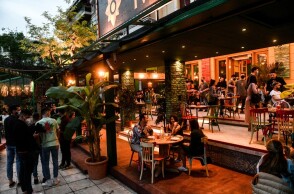 Στιγμιότυπο από το άνοιγμα της εστίασης το βράδυ της Δευτέρας του Πάσχα