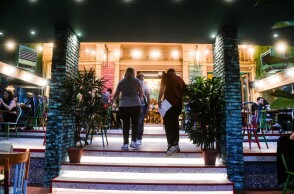 Στιγμιότυπο από το άνοιγμα της εστίασης το βράδυ της Δευτέρας του Πάσχα