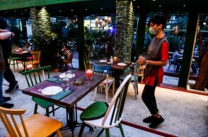 Στιγμιότυπο από το άνοιγμα της εστίασης το βράδυ της Δευτέρας του Πάσχα