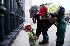 Πολίτες αφήνουν λουλούδια έξω από το παλάτι του Μπάκιγχαμ