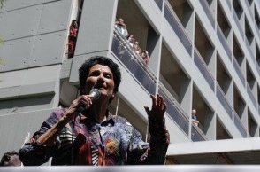 Η ΑΛΚΗΣΤΙΣ ΠΡΩΤΟΨΑΛΤΗ ΤΡΑΓΟΥΔΑΕΙ ΣΤΟΥΣ ΔΡΟΜΟΥΣ ΚΑΙ ΕΞΩ ΑΠΟ ΝΟΣΟΚΟΜΕΙΑ ΤΗΣ ΑΘΗΝΑΣ