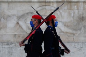 Μνημείο του Αγνώστου Στρατιώτη: Άνδρες της Προεδρικής Φρουράς με μάσκα για τον κορωνοϊό (16 Νοεμβρίου 2020)