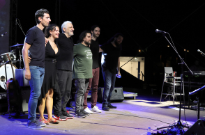 Στιγμιότυπο από τη συναυλία των Νίκου Πορτοκάλογλου, Στάθη Δρογώση, Αγάπη Διαγγελάκη, Βύρωνα Τσουράπη