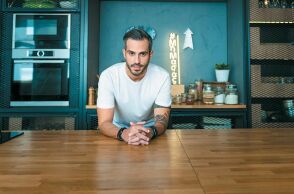 Ο Γιώργος Τσούλης στο στούντιο μαγειρικής του