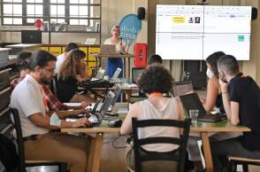 Η καθηγήτρια Μπέττυ Τσακαρέστου μιλάει σε φοιτητές