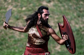 Άνδρας που κρατά ξίφος και ασπίδα