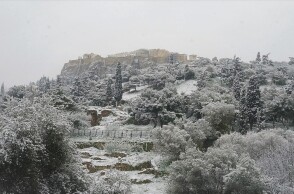 Λευκό τοπίο στο κέντρο της Αθήνας με φόντο τη χιονισμένη Ακρόπολη.