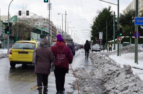 Στιγμιότυπο που δείχνει δύο γυναίκες να περπατούν στη Λεωφόρο Αλεξάνδρας.