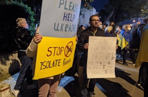 Έλληνες και Ουκρανοί διαδηλώνουν έξω από το προξενείο της Ρωσίας στην Αθήνα