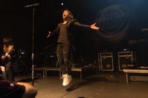 Στιγμιότυπο από τη συναυλία των H.E.A.T. στην Αθήνα, στο Gagarin 205