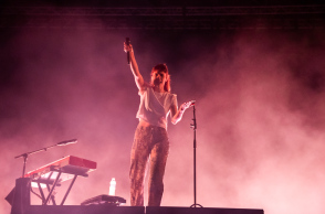 Στιγμιότυπο από τη συναυλία των London Grammar στο φεστιβάλ Release Athens 2022