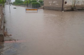 Kακοκαιρία Genesis: Πλημμυρισμένος δρόμος στη Λάρισα