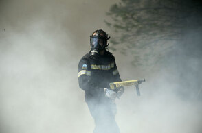 Πυροσβέστης επιχειρεί σε φωτιά στον Κάλαμο