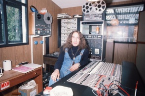 O Ken Hensley κατά τη διάρκεια συνέντευξης στο home studio του, Βρετανία, 1977