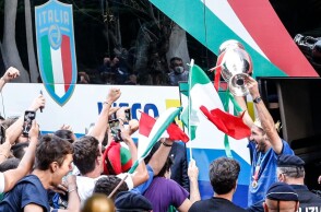 Ο Κιελίνι με το τρόπαιο στα χέρια του κατά την άφιξη της ομάδας στο ξενοδοχείο της στη Ρώμη