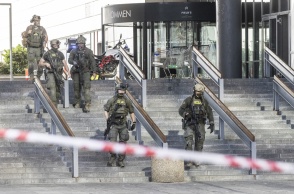 Πολίτες τρέχουν από το εμπορικό κέντρο στην Κοπεγχάγη μετά τους πυροβολισμούς 