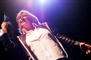 Στιγμιότυπο από τη συναυλία της Marianne Faithfull στο Θέατρο Βράχων τον Ιούλιο του 2005