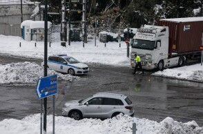 Κακοκαιρία «Ελπίδα»: Βρεγμένη και με πάγο παραμένει η άσφαλτος στη Μεσογείων