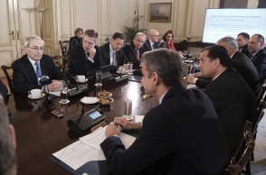  O πρόεδρος της επιτροπής για το Σχέδιο Ανάπτυξης για την Ελληνική Οικονομία καθηγητής του LSE και Πανεπιστημίου Κύπρου και βραβευμένος με το Nobel Οικονομικών 2010 Χριστόφορος Πισσαρίδης συνομιλεί με τον πρωθυπουργό Κυριάκο Μητσοτάκη