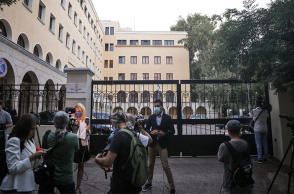 ΕΠΙΘΕΣΗ ΙΕΡΕΑ ΜΕ ΒΙΤΡΙΟΛΙ ΣΕ ΕΠΤΑ ΜΗΤΡΟΠΟΛΙΤΕΣ ΣΤΗΝ ΜΟΝΗ ΠΕΤΡΑΚΗ 