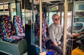  Η 22χρονη Νεσλιχάν Κιοσέ, η πρώτη γυναίκα οδηγός στο τιμόνι του Αστικού ΚΤΕΛ Κομοτηνής © ΑΠΕ-ΜΠΕ