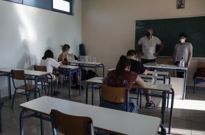 Πανελλήνιες 2022: Υποψήφιοι των ΕΠΑΛ φορούν τις μάσκες τους και περιμένουν να δώσουν το πρώτο μάθημα