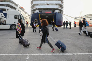 Έξοδος των εκδρομέων του Πάσχα στο λιμάνι του Πειραιά  