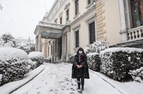 H Πρόεδρος της Δημοκρατίας, Κατερίνα Σακελλαροπούλου στο χιονισμένο Προεδρικό Μέγαρο 