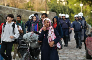 ΣΥΓΚΕΝΤΡΩΜΕΝΟΙ ΠΡΟΣΦΥΓΕΣ ΚΑΙ ΜΕΤΑΝΑΣΤΕΣ ΣΤΟ ΛΙΜΑΝΙ ΤΗΣ ΜΥΤΙΛΗΝΗΣ- ΠΡΟΚΕΙΤΑΙ ΝΑ ΜΕΤΑΦΕΡΘΟΥΝ ΜΕ ΟΧΗΜΑΤΑΓΩΓΟ ΣΕ ΚΛΕΙΣΤΕΣ ΔΟΜΕΣ ΤΗΣ ΕΝΔΟΧΩΡΑΣ