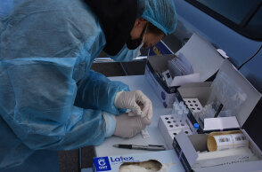 Κορωνοϊός: Στα 40 ευρώ η ανώτατη τιμή για μοριακό τεστ μετά το πλαφόν που βάζει η κυβέρνηση