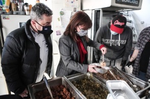Η ΠτΔ, Κατερίνα Σακελλαροπούλου, στην κοινωνική κουζίνα «Ο Άλλος Άνθρωπος»