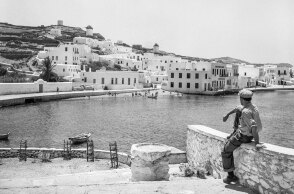 Μύκονος, 1955. Θέα από το Καμνάκι προς την παραλία της Αγίας Άννας στη Χώρα ©Robert McCabe