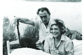 Η Μελίνα Μερκούρη συζητά με τον Σαλβαντόρ Νταλί 