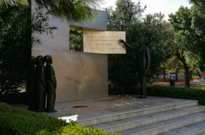 Μνημείο του Ελληνα Δασκάλου, Πλατεία Μαδρίτης