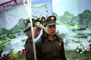 Στρατιωτίνες του αντάρτικου στρατού KIA (Kachin Independent Army) στην πόλη Myitkyina της βόρειας Myanmar