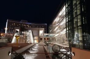 Το κανάλι που αναπαριστά συμβολικά τον ποταμό Ιλισό με το έργο του Κ. Βαρώτσου. Αριστερά το γλυπτό του Κ. Κουλεντιανού © Έλενα Ντάκουλα