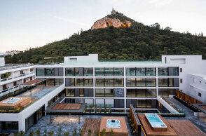 Κτιριακό συγκρότημα One Athens με φόντο το Λυκαβηττό