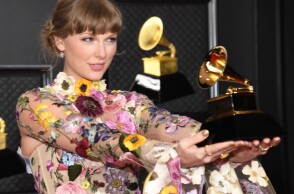 Η Τέιλορ Σουίφτ με το βραβείο Grammy για το Άλμπουμ της Χρονιάς
