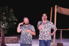 Μάκης Παπαδημητρίου & Γιώργος Χρυσοστόμου στην παράσταση «Πέτρες στις τσέπες του»