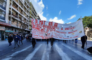 Φοιτητές στη Θεσσαλονίκη σε νέα πορεία κρατούν πανό και αντιδρούν στις αλλαγές στα Πανεπιστήμια