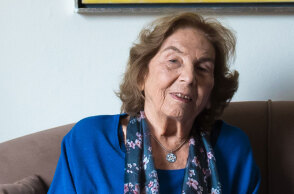 Άλκη Ζέη καθισμένη στον καναπέ του σπιτιού της