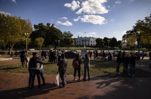 Κόσμος έξω από τον Λευκό Οίκο 