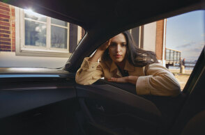 Μελαχρινή γυναίκα σκυμένη στο παράθυρο αυτοκινήτου, οπτική από το εσωτερικό του αυτοκινήτου