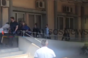 Τραγωδία στο Ξυλόκαστρο: Η στιγμή που ο μοναδικός επιζών φτάνει στο νοσοκομείο 