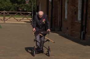 Ηλικιωμένος στη Μ. Βρετανία κάνει βόλτες στον κήπο με περιπατητήρα